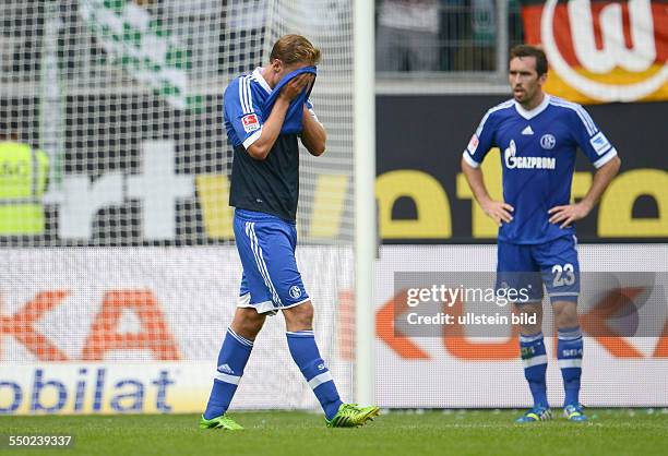 Fussball, Saison 2013-2014, 1. Bundesliga, 2. Spieltag, VfL Wolfsburg - FC Schalke 04, Benedikt Hoewedes , li., und Christian Fuchs