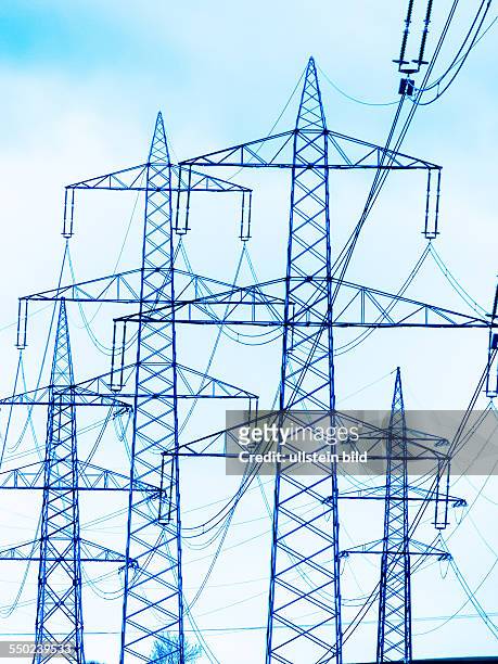 Die Strommasten einer Hochspannungsleitung. Stromleitung transportiert elektrischen Strom