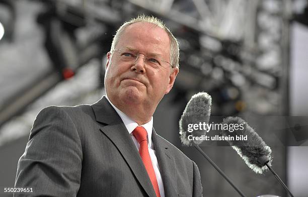 Peer Steinbrück spricht auf dem Deutschlandfest anlässlich des 150jährigen Bestehens der SPD auf der Strasse des 17. Juni in Berlin