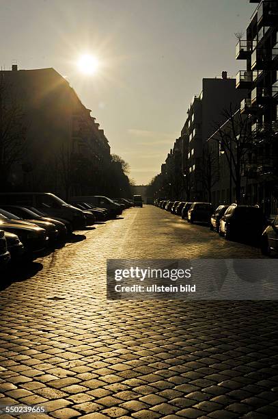 Herbst in Berlin - Herbstsonne über der Lychener Straße in Berlin-Prenzlauer Berg