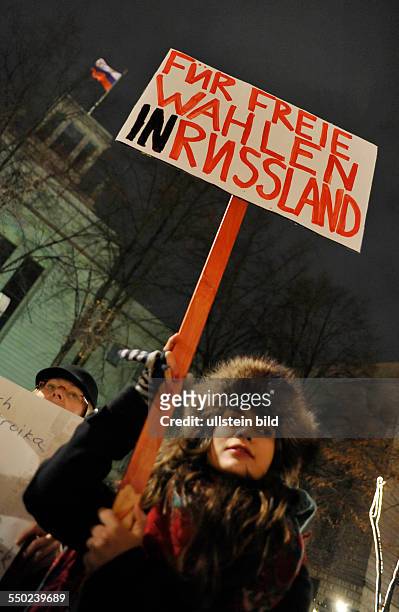 In Berlin lebenden Russen protestieren gegen die vermutliche Wahlfäschung bei den russischen Duma-Wahlen vor der russichen Botschaft in Berlin