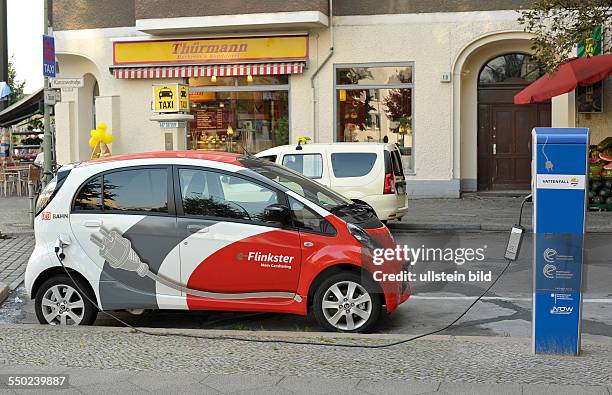 Elektrofahrzeug des Carsharing Unternehmens FLINKSTER an einer RWE-Ladesäule in der Kanzowstrasse in Berlin-Prenzlauer Berg