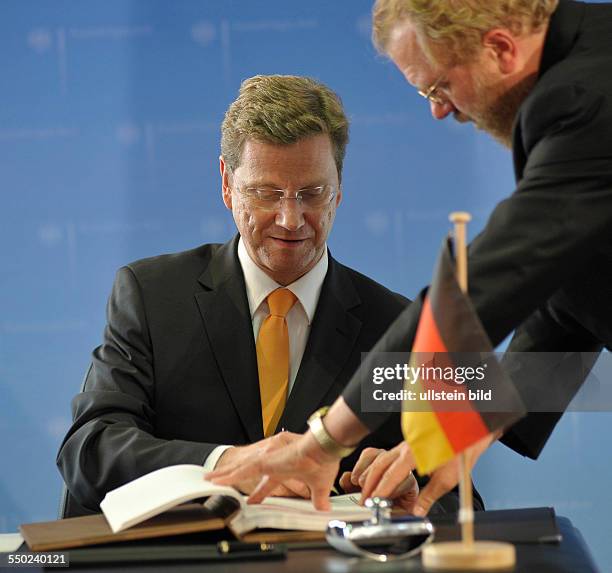 Bundesaußenminister Guido Westerwelle anlässlich der Vertragsunterzeichnung des deutsch-emiratischen Doppelbesteuerungsabkommens in Berlin