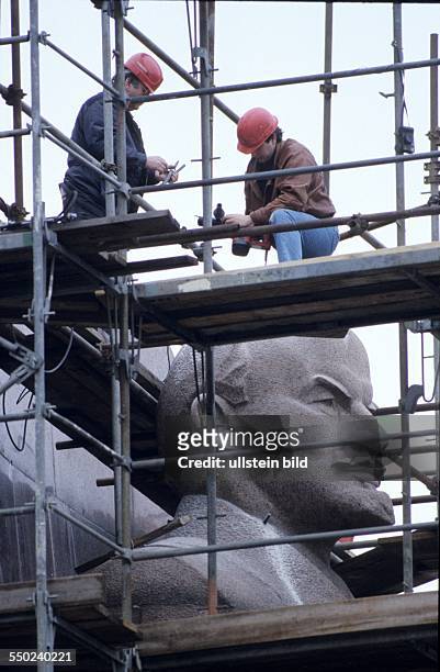 Abbau des Lenindenkmals am Leninplatz