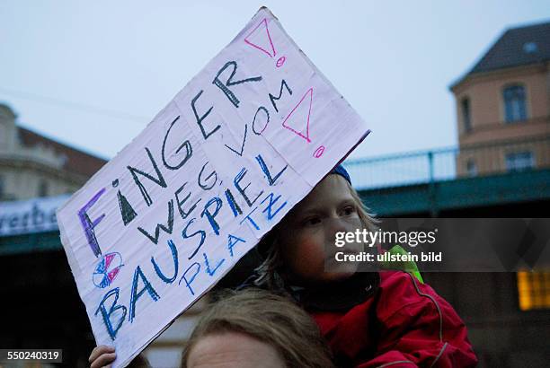 Demonstration unter dem Motto -WIR STELLEN UNS QUER- gegen die Finanzkürzungen bei Jugendprojekten im Berliner Bezirk Pankow 12.2008