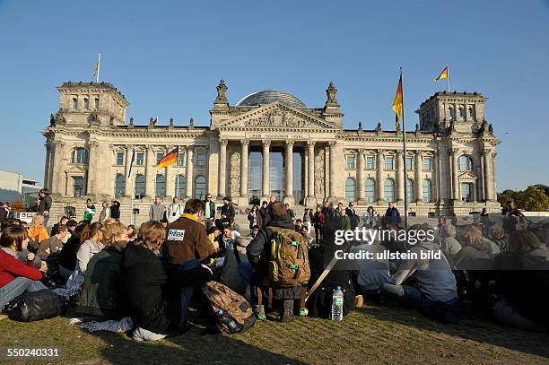 Den dritten Tag in Folge protestieren Demonstranten unter dem Motto "global change" gegen die Macht der Banken vor dem Reichstagsgebäude in Berlin