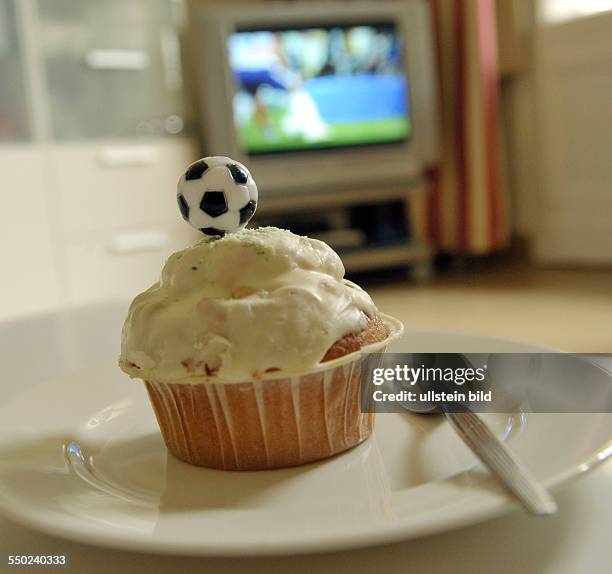 Fußball-Muffin und die Fußball-Weltermisterschaft im Fernsehen verfolgen