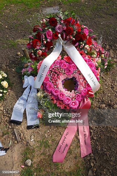 Churchyard, death, mourning, entombment, grave, urn tomb, flowers, roses, wreath, coronal, floral arrangement, ribbons