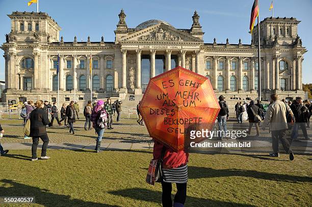 Demonstranten protestieren erneut unter dem Motto "global change" gegen die Macht der Banken vor dem Reichstagsgebäude in Berlin