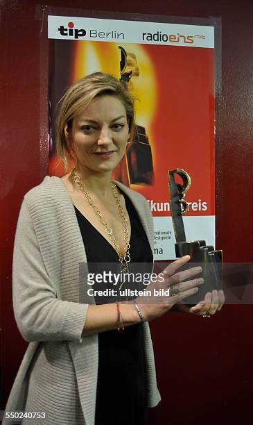 Regisseurin Lucy Walker mit dem Panorama Publikumspreis für den Film -Wasteland- anlässlich der 60. Internationalen Filmfestspiele in Berlin