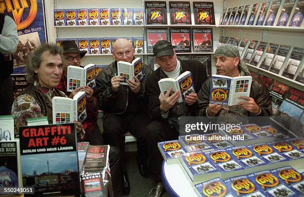 Während der Leipziger Buchmesse - V.r.n.l.:Sänger Toni Krahl, Schlagzeuger Klaus Selmke, Keyboarder Manfred Henning, Gitarrist Fritz Puppel und...