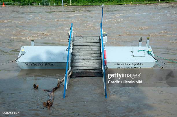 Schwimmende Bootsanlegestelle vom Hochwasser überschwemmt