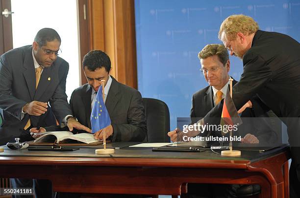 Bundesaußenminister Guido Westerwelle und der Außemnister der Vereinigten Arabischen Emirate Abdullah bin Zayed Al-Nahyan anlässlich der...