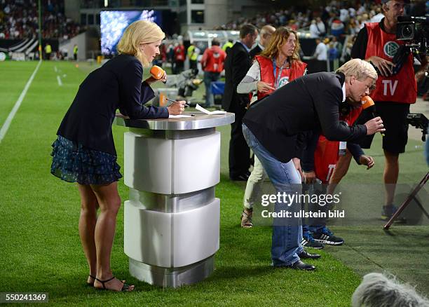 Fussball Laenderspiel, Deutschland - Paraguay 3-3, ZDF Fussball Experte Oliver Kahn, re., und ZDF Moderatorin Katrin Müller-Hohenstein schauen auf...