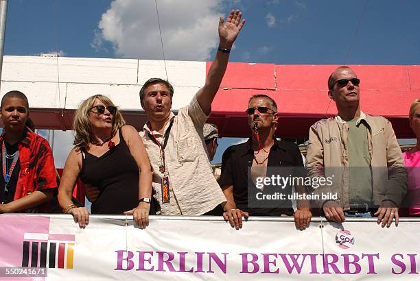 L.n.r.: Feministin Alice Schwarzer , Klaus Wowereit , sein Lebensgefährte Jörn Kubicki und Schauspieler Georg Uecker auf einem Wagen anlässlich des...