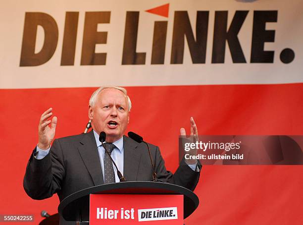 Oskar Lafontaine spricht auf der Wahlkampfabschlussveranstaltung anlässlich der bevorstehenden Bundestagswahl auf dem Alexanderplatz in Berlin