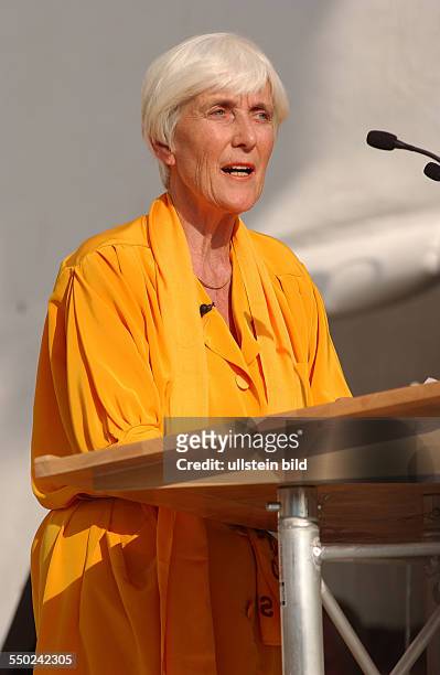 Elisabeth Raiser spricht während des Eröffnungsgottesdienstes des Ökumenischen Kirchentages in Berlin