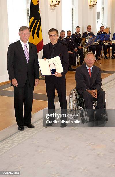 Fußballspieler Philipp Lahm , Bundespräsident Horst Köhler und Bundesinnenminister Wolfgang Schäuble anlässlich der Auszeichnung der Spieler der...