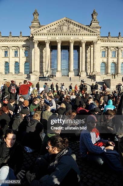 Demonstranten protestierten unter dem Motto "global change" gegen die Macht der Banken