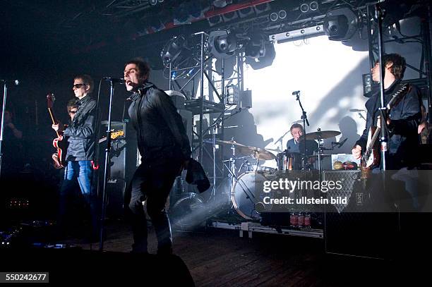 Britische Band Mit Einem Rothaarigen Sänger Britische Kultur Photos and Premium High Res Pictures - Getty Images