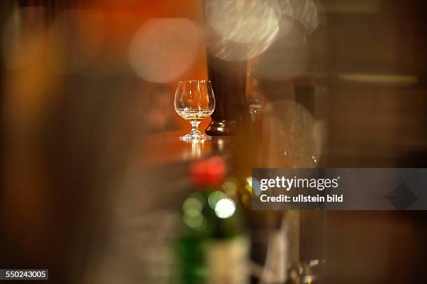 Cocnagschwenker auf dem Tresen einer Bar in Berlin