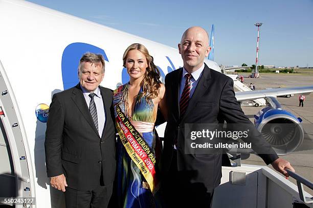 Berlin, Hartmut Mehdorn, Vorsitzender der Geschäftsführung der Flughafen Berlin Brandenburg GmbH, gratulierte Condor zum neuen Airbus 321-211, von...