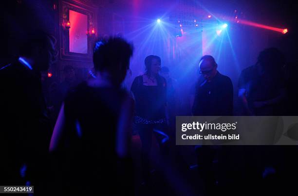 Besucher tanzen im Duncker-Club in Berlin
