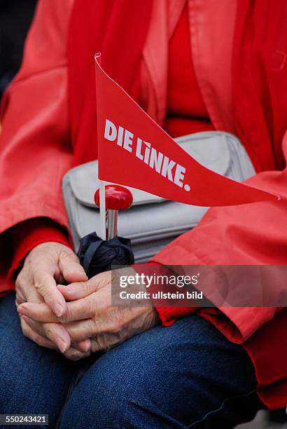 Besucher einer Wahlkampfveranstaltung der Partei Die Linke anlässlich der bevorstehenden Wahl zum Europäischen Parlament am 7. Juni 2009 auf dem...