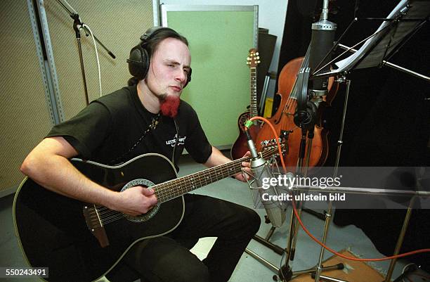 Sänger und Gitarrist Holly D im Berliner Vielklang Studio