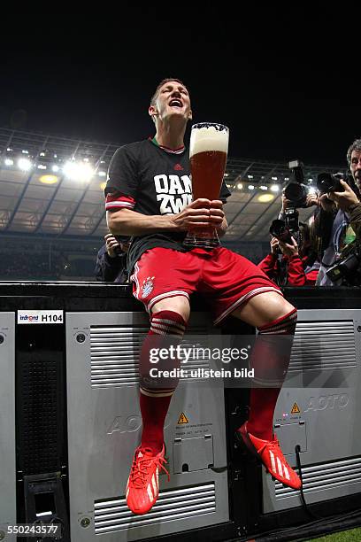 Bastian Schweinsteiger mit Bierglas auf Werbebande sitzend, Pokalsieger Pokalgewinner Sieger Gewinner, Sport, Fußball Fussball, DFB Pokalfinale...