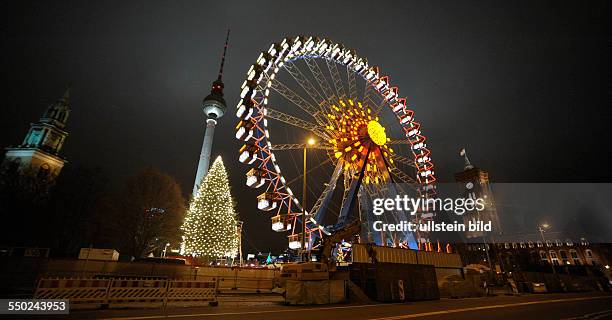 Riesenrad auf dem Weihnachtsmarkt auf dem Alexanderplatz in Berlin