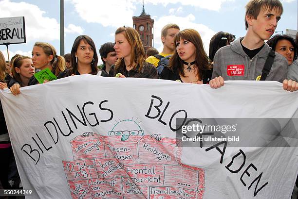 Bildungstreik - Studenten und Schüler protestieren für bessere Bildung in Berlin