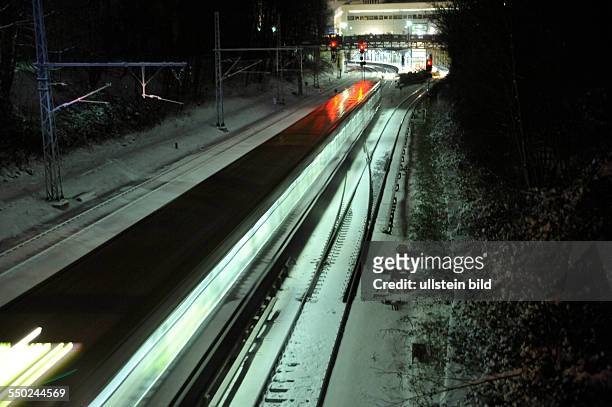 Winter in Berlin - S-Bahn verlässt den S-Bhf Schönhauser Allee