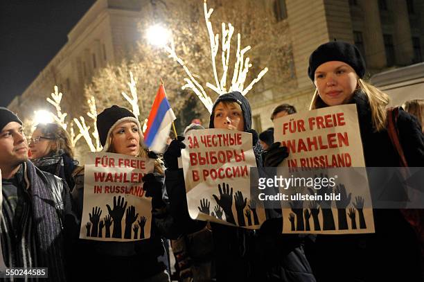 In Berlin lebenden Russen protestieren gegen die vermutliche Wahlfäschung bei den russischen Duma-Wahlen vor der russichen Botschaft in Berlin