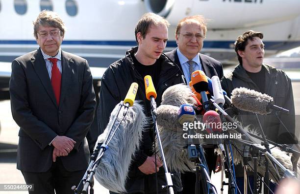 Ex-Geiseln Thomas Nitzschke und Rene Bräunlich , Reinhard Silberberg und Bernd Erbel bei einem Pressestatement anlässlich ihrer Ankunft auf dem...