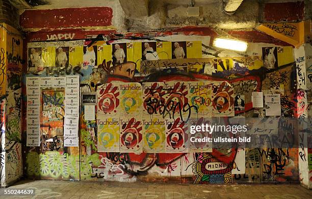 Bemalte und beklebte Wand des räumungsbedrohten Kunst-und Kulturhauses TACHELES in der Oranienburger Strasse in Berlin-Mitte