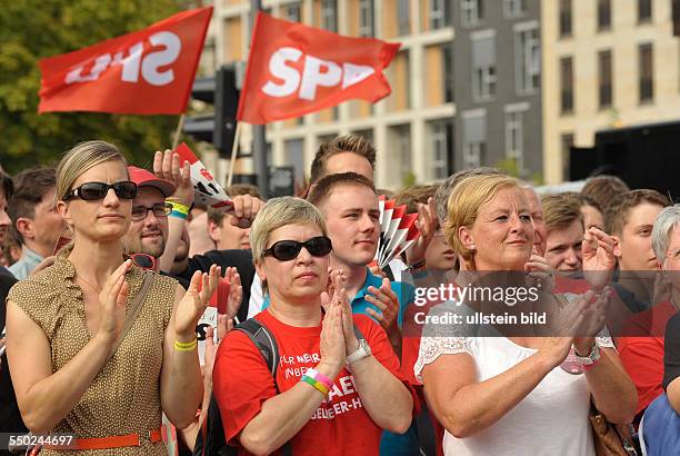 Besucher applaudieren beim Deutschlandfest anlässlich des 150jährigen Bestehens der SPD auf der Strasse des 17. Juni in Berlin