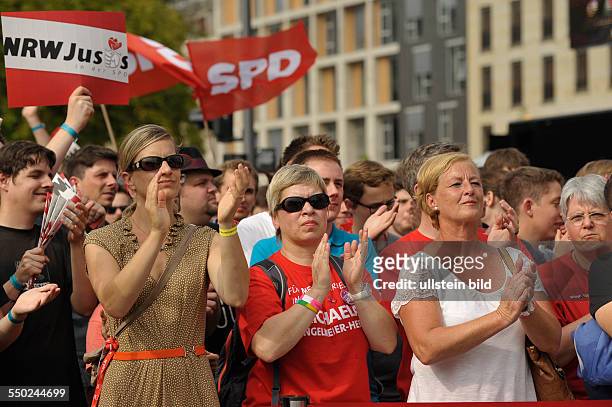 Besucher applaudieren beim Deutschlandfest anlässlich des 150jährigen Bestehens der SPD auf der Strasse des 17. Juni in Berlin