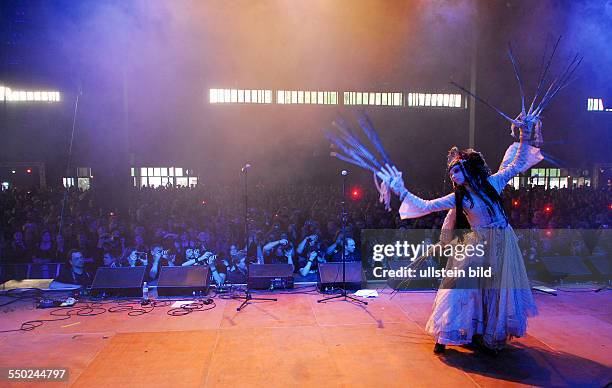 Tänzinen Lucretia*Renee während des 19. Wave-Gotik-Treffens in Leipzig