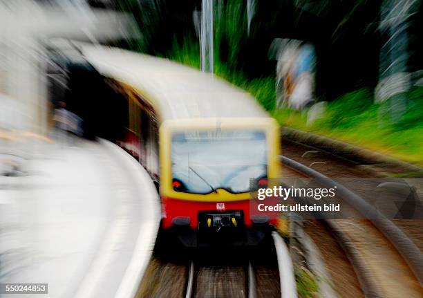 Bahn am Bahnhof Prenzlauer Allee in Berlin