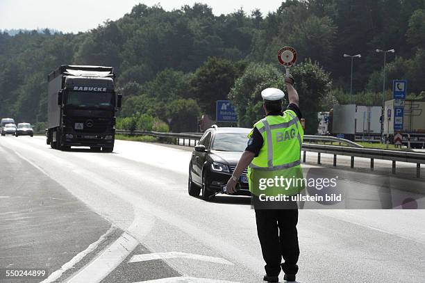 Das Bundesamt für den Güterverkehr kontrolliert auf dem Parkplatz Kahlenberg der A6 bei St. Ingbert die Lastwagen. Die BAG ist die zentrale Bußgeld-...