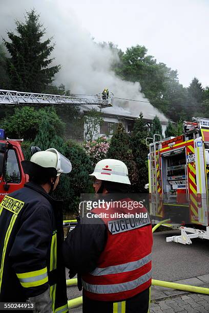 Ein Wohnhaus steht in Blieskastel-Bierbach komplett in Flammen. Mehrere Löschzüge sind im Einsatz, die Dachwohnung in dem Zweifamilienhaus brennt...