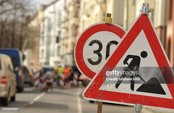 Verkehrsschild: Achtung Bauarbeiten anlässlich der Erneuerung der Strassendecke auf der Wichertstrasse in Berlin-Prenzlauer Berg