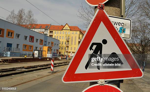 Verkehrsschild: Achtung Bauarbeiten anlässlich der Erneuerung der Strassenbahngleise auf der Stahlheimer Strasse in Berlin-Prenzlauer Berg