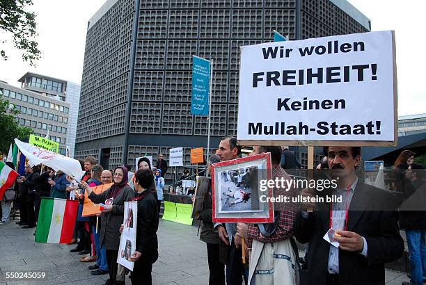 Iraner demonstrieren mit einer Lichterkette ihre Unterstützung für die iranische Oppositonsbewegung und gegen Wahlfälschung in Berlin