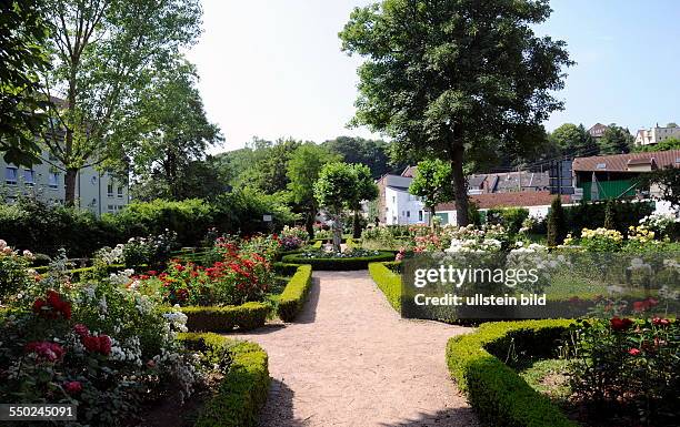 Der barocke Rosengarten Ottweiler entstand im Jahr 2000 und wurde vom Landkreis Neunkirchen der Stadt Ottweiler zum Jubiläum "450 Jahre Stadtrechte"...