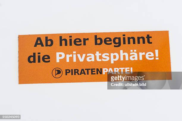 Streuartikel der Piratenpartei, Aufkleber der Piratenpartei mit dem Slogan: Ab hier beginnt die Privatsphäre.