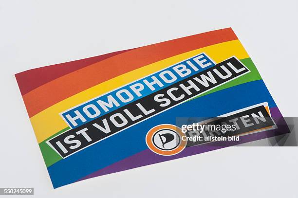 Streuartikel der Piratenpartei, Aufkleber der Piratenpartei mit dem Slogan; Homophobie ist voll schwul