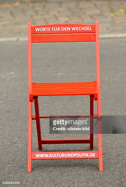 Roter Stuhl mit der Aufschrift WORTE FÜR DEN WECHSEL beim Deutschlandfest anlässlich des 150jährigen Bestehens der SPD auf der Strasse des 17. Juni...