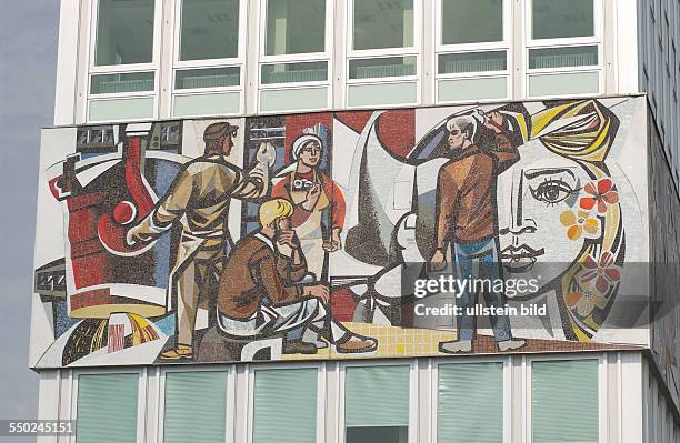 Mosaikfries von Walter Womacka am ehemaligen Haus des Lehrers in Berlin